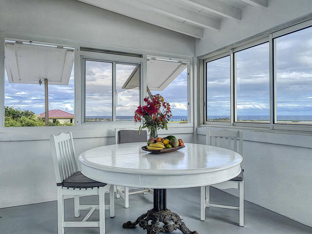 Location Villa 1 chambre Orient Bay St Martin-table a manger-5